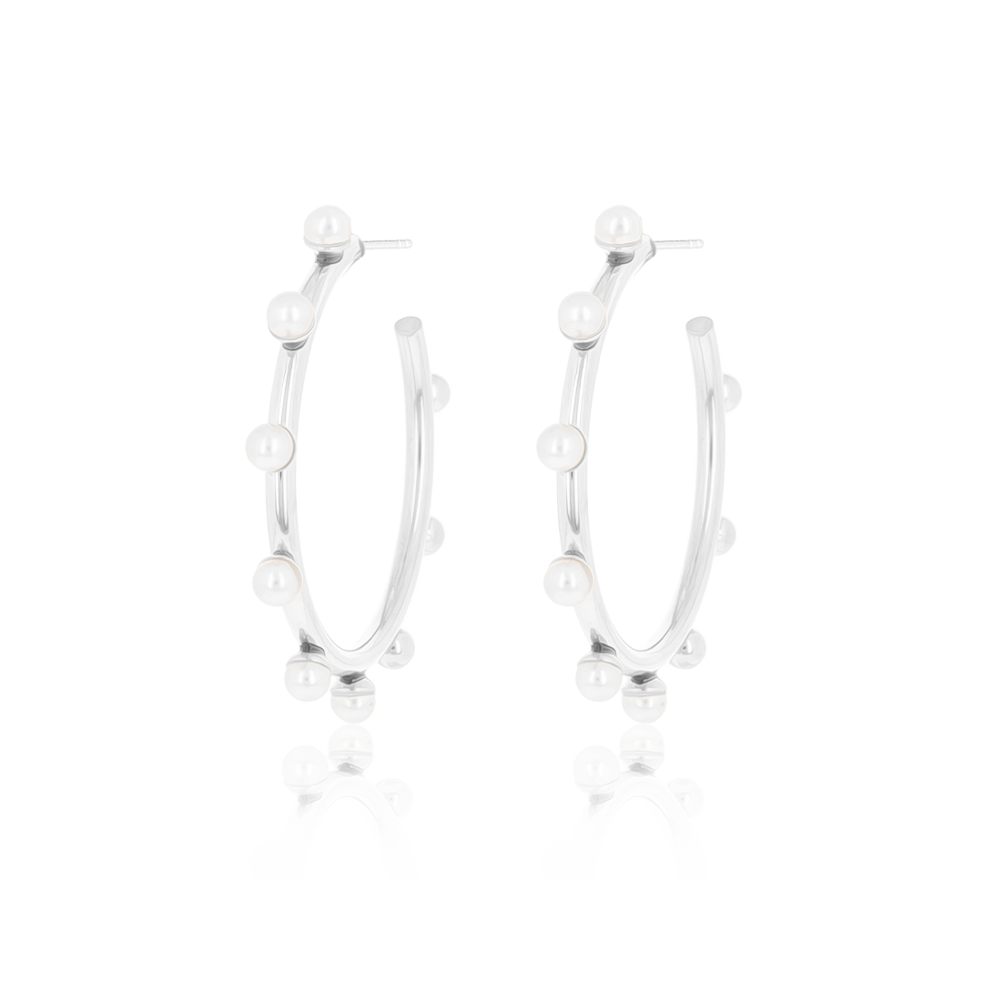 Silver coloured earrings with pearls